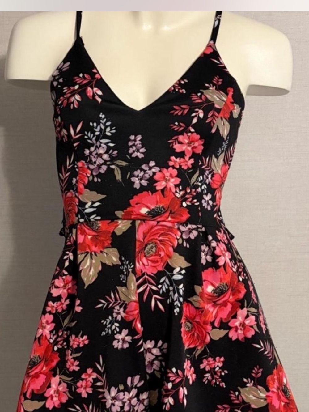 Floral Black V-Neck Spaghetti Strap mini Dress with Pink & Red Blooms size Large